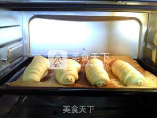 #aca烤明星大赛# Bean Paste Caterpillar Bread recipe