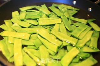 Stir-fried String Beans with Plum and Pepper recipe