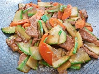 Stir-fried Carrots and Summer Gourd with Meat recipe