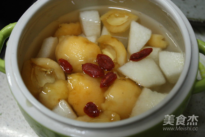 Nourishing Lungs and Relieving Cough with Rock Sugar Sydney Pear Stewed Loquat recipe