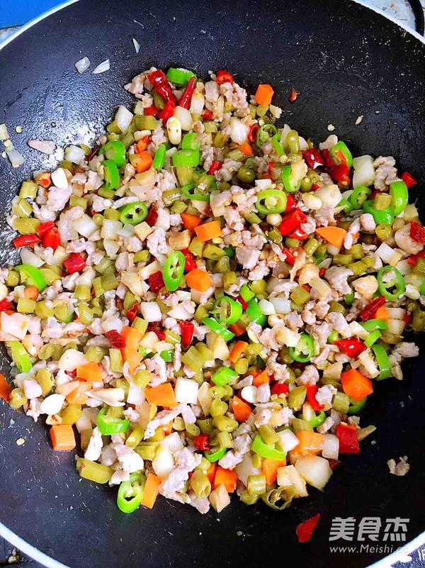 Stir-fried Minced Pork with Soaked Cowpeas recipe