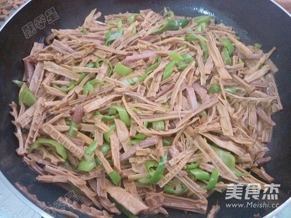 Stir-fried Dried Bamboo Shoots with Green Pepper and Bacon recipe