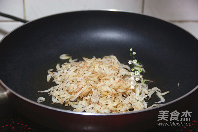 Sauerkraut Shrimp Skin and Garlic Leaves recipe