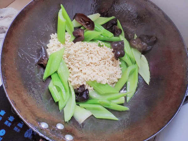 Celery Fungus Fried Noodles recipe