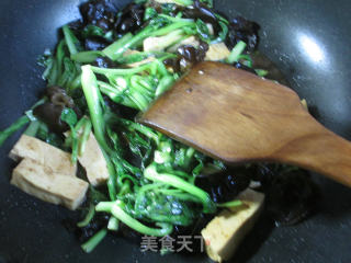 Stir-fried Chicken Festive with Black Fungus and Lao Tofu recipe