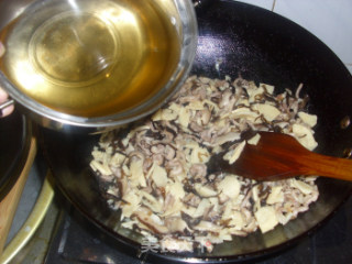 Fried Noodles with Mushrooms, Bamboo Shoots and Pork recipe