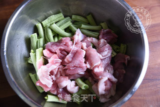 Steamed Noodles with Beans recipe