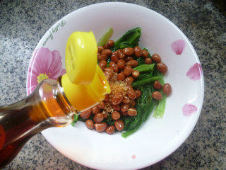 Peanuts Mixed with Lettuce recipe