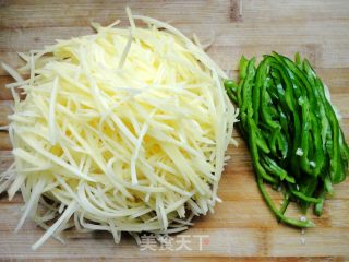 Love Home-cooked Stir-fry ------ Green Pepper and Potato Shreds recipe