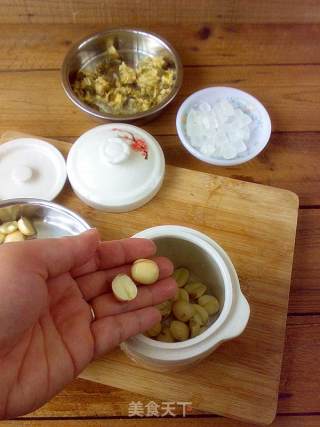 Lotus Seeds and Chrysanthemum Stewed with Rock Sugar recipe
