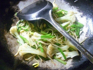 Celery and Cauliflower Stir-fried Soy Sprouts recipe