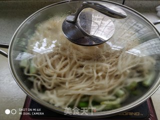 Steamed Noodles with Beans and Garlic Moss recipe