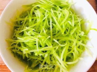 Rely on It to Moisturize The Lungs in Autumn. Stir-fried Lily with Lettuce, Refreshing and Easy to Use recipe