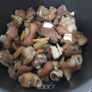 Braised Pig's Trotter with Black Fungus and Mushroom recipe