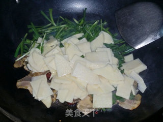 Stir-fried Bacon with Winter Bamboo Shoots recipe