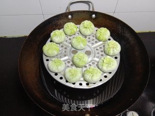 Carrot Buns with Spinach Sauce recipe