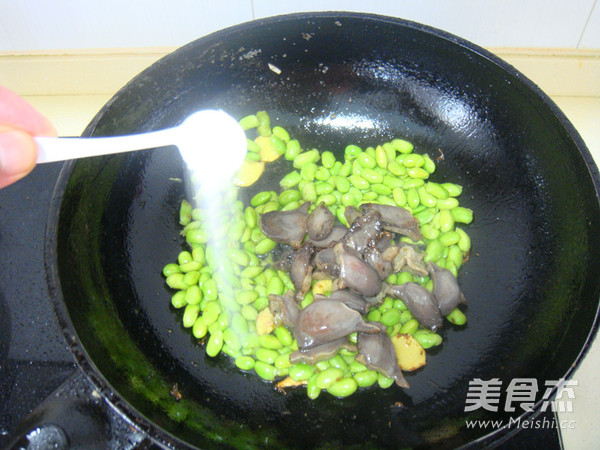 Stir-fried Duck Gizzards with Green Pepper and Edamame recipe