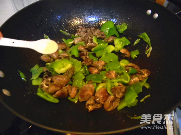 Stir-fried Green Peppers with Chicken Hearts recipe