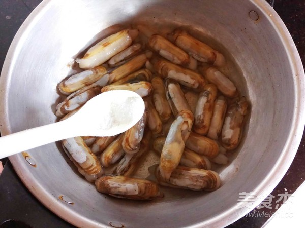 Fried Razor Clams with Garlic recipe