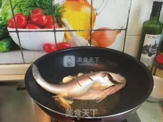 Sweet and Sour Yellow Croaker recipe