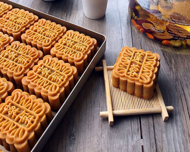 Cantonese-style Moon Cakes (milk Flavor) recipe