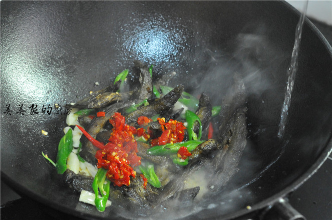 Stir-fried Loach with Coriander recipe