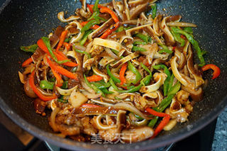 Spicy Stir-fried Pork Ears -------- Practice with Braised Pork Ears recipe