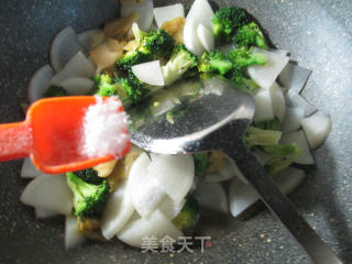 Fried Mustard with Broccoli and Radish recipe