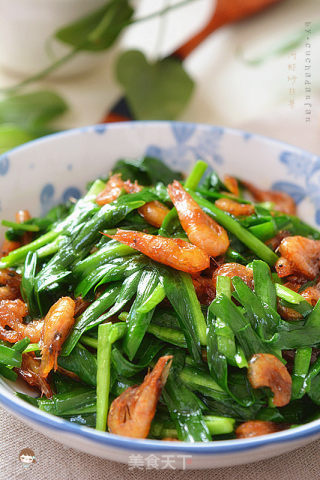 Fried Leek with Small River Prawns recipe