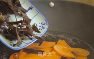 Fried Shrimp with Carrots and Fungus recipe