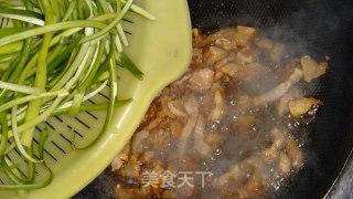 Fried Pork with Shredded Garlic Sprouts recipe
