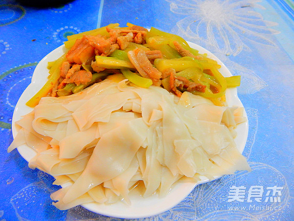 Lettuce Shredded Pork Noodles recipe