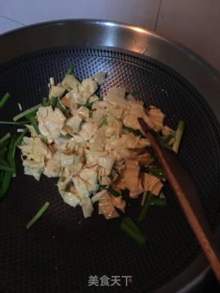 Stir-fried Soybean Skin with Leek recipe