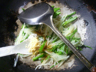 Stir-fried Shredded Potatoes with Asparagus Tips recipe