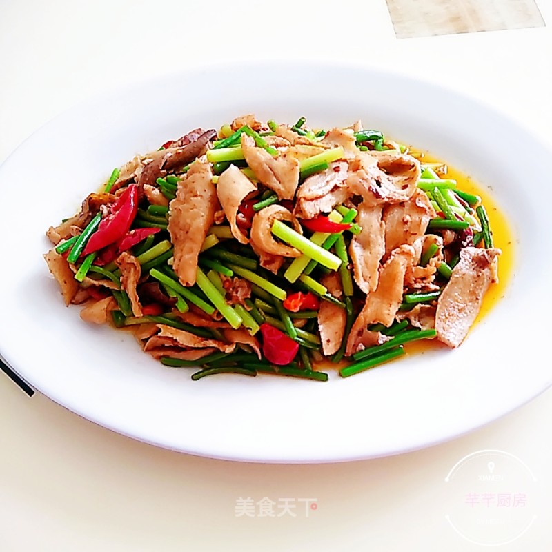 Stir-fried Belly Slices with Garlic Stalks recipe