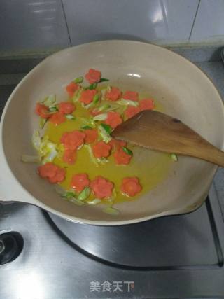 Stir-fried Lotus Root with Green Pepper and Carrot recipe