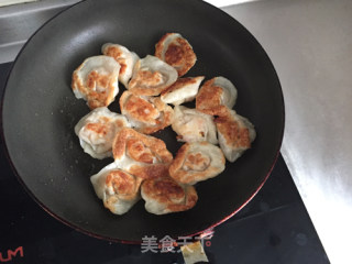 Leftover Dumplings Become Fried Dumplings in Five Minutes recipe