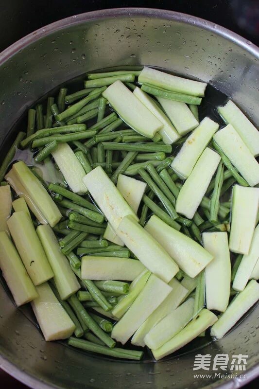 Stir-fried Eggplant Willow with Cowpea recipe