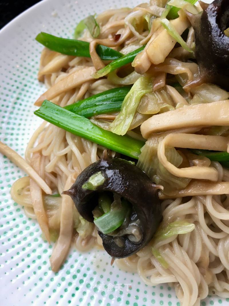 Fried Noodles with King Pleurotus and Sea Cucumber