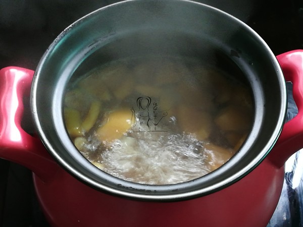 Fresh Loquat Candied Date Lean Meat Soup recipe