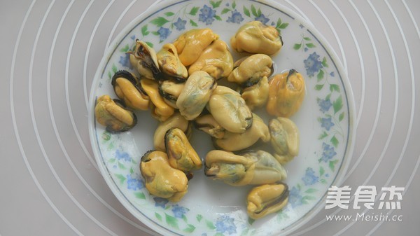 Fried Mussels with Loofah recipe