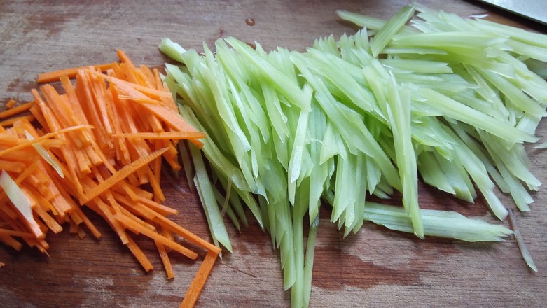 Stir-fried Shredded Pork with Lettuce recipe