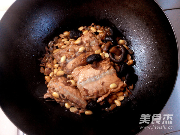 Salmon Steak Stewed with Soybeans recipe