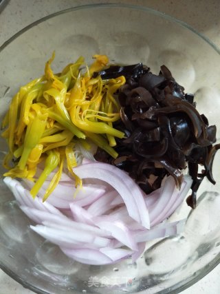 Fresh Yellow Flower Fungus Mixed with Vermicelli recipe