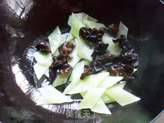 A Healthy Vegetarian Dish from Qijiu Xingxing Home-stir-fried Lettuce with Fungus recipe