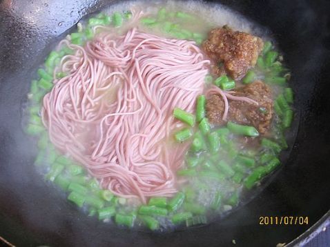 Braised Noodles with Cowpea Ribs recipe