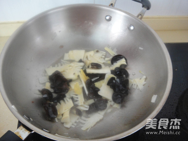 Stir-fried Pork with Black Fungus and Bamboo Shoots recipe