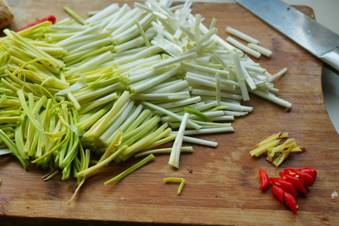 Stir-fried Garlic Sprouts with Shiitake Mushrooms recipe
