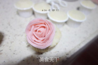 Strawberry Sponge Bean Paste Decorated Cupcakes recipe