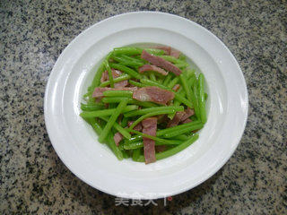 Stir-fried Chrysanthemum Stem with Bacon recipe